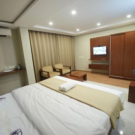 Hotel Bigmall Residency à Kannangad Extérieur photo